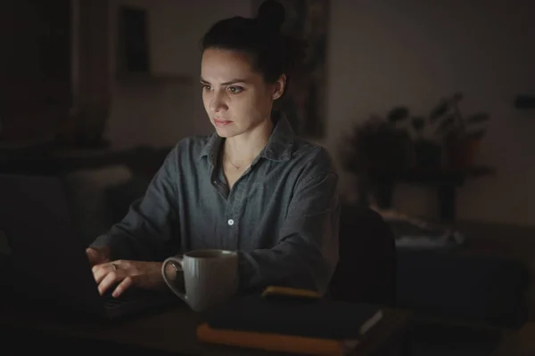 Akşamları Evde Çalışan Genç Bir Kadın Bilgisayarı Online Olarak Kullanıyor — Stok fotoğraf