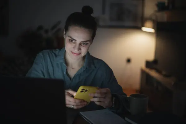 Mujer Joven Usando Ordenador Portátil Teléfono Inteligente Para Estudiar Trabajar — Foto de Stock