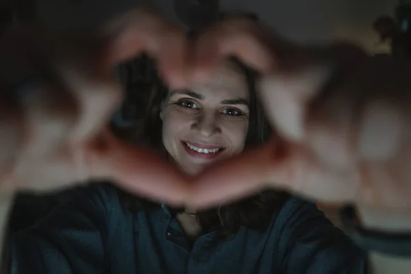 Joven Feliz Sonriente Mujer Caucásica Haciendo Corazón Con Sus Dedos Imagen de archivo