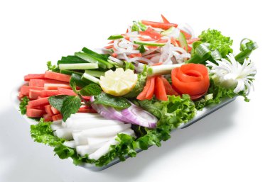 Izgara tavuk göğsü, fileto ve taze sebze salatası marul, roka, ıspanak, salatalık ve domates. Sağlıklı yemek menüsü. Diyet yemek..