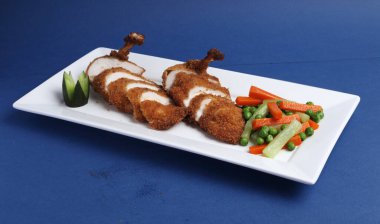 Beyaz arka planda izole edilmiş bir yığın kızarmış baharatlı tavuk..