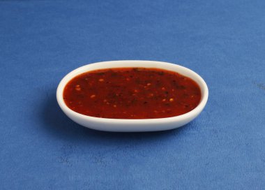 Kasedeki ketçap beyaz ve mavi arkaplanda izole..