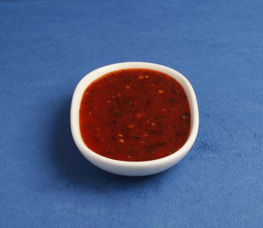 Kasedeki ketçap beyaz ve mavi arkaplanda izole..