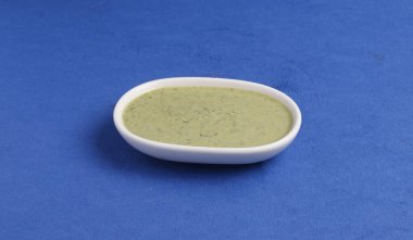 İle sos koymak beyaz arka plan üzerinde izole kase