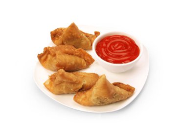 Beyaz arka planda yalıtılmış patates samosası, Hint abur cuburu, domates ketçaplı Ramazan iftarı.