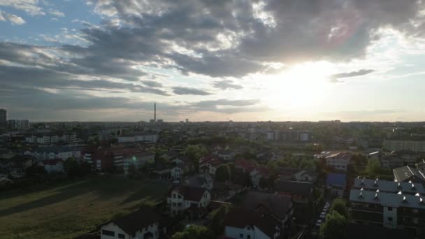 4K无人驾驶飞机拍摄的一个带有史诗般的天空和镜头照明弹的小村庄的镜头 下午8时开枪 — 图库视频影像