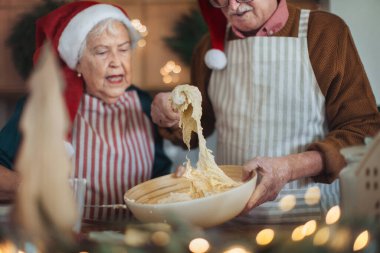 Mutlu son sınıflar Noel pastalarını birlikte pişiriyor..