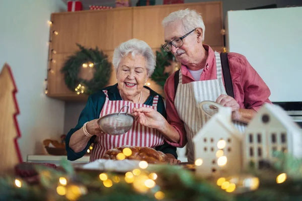 Anziani Felici Cuocere Torte Natale Insieme — Foto Stock