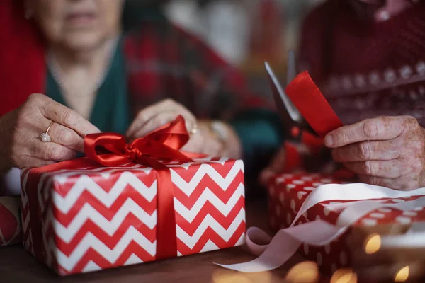 Casal Sênior Preparando Presentes Natal Para Sua Família Close — Fotografia de Stock