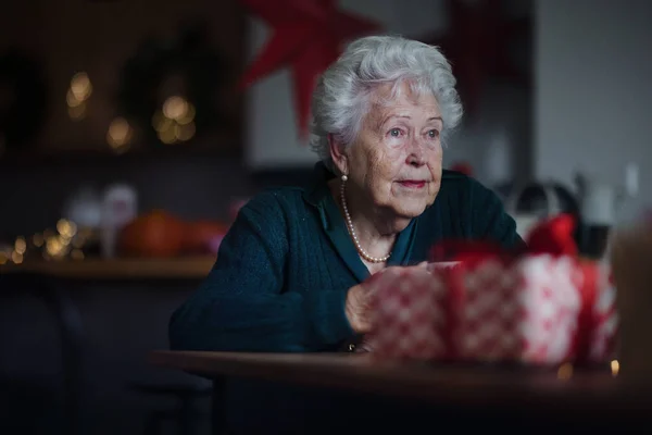 Donna Anziana Infelice Seduta Sola Aspettare Famiglia Durante Vigilia Natale — Foto Stock