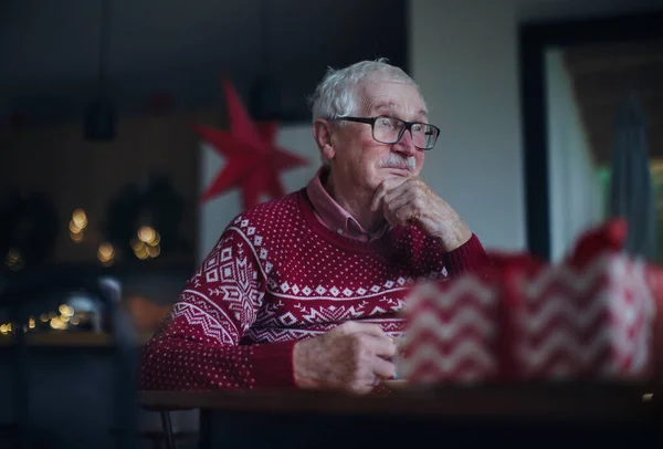 Ongelukkig Senior Man Zit Alleen Wachten Familie Tijdens Kerstavond Concept — Stockfoto