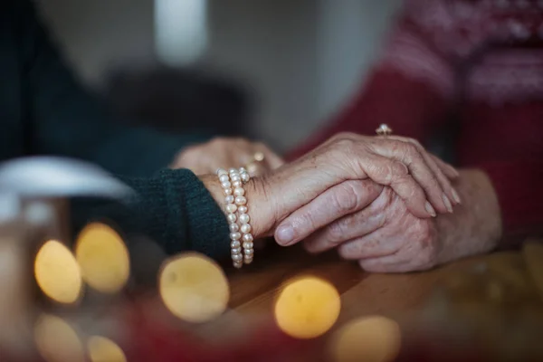 Primer Plano Los Ancianos Par Manos Abrazándose Durante Víspera Navidad — Foto de Stock