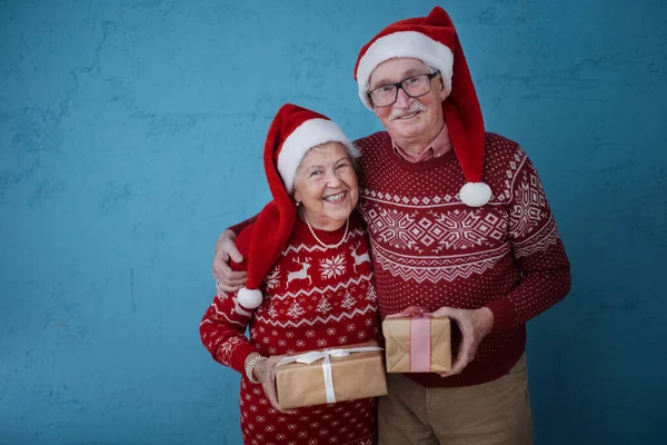 Portrait Heureux Couple Personnes Âgées Tenant Des Cadeaux Face Fond — Photo