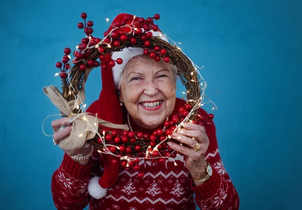 Portrait Femme Âgée Heureuse Avec Chapeaux Père Noël Dans Tournage — Photo