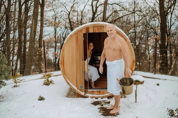 Soğuk Bir Kış Günü Kocasıyla Birlikte Saunadan Çıkan Yaşlı Bir — Stok fotoğraf