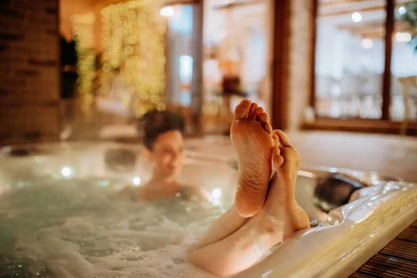Junge Frau Genießt Badewanne Freien Mit Ihrem Freund Auf Ihrer — Stockfoto