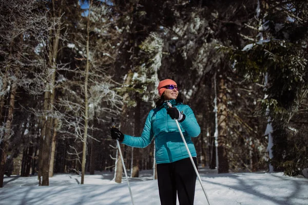 雪の森の中で一人でシニア女性スキー — ストック写真