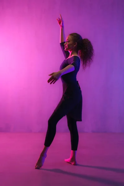 Nowoczesny Taniec Dziewczyna Tancerka Taniec Neonowym Świetle Robi Gimnastyczne Ćwiczenia — Zdjęcie stockowe
