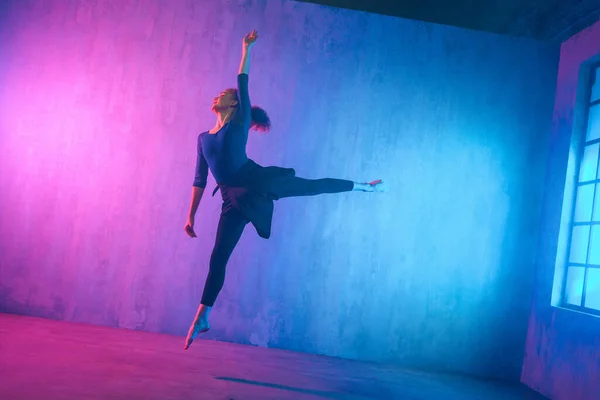 Μια Χορεύτρια Σύγχρονης Χορεύτριας Που Χορεύει Στο Νέον Φως Κάνοντας — Φωτογραφία Αρχείου