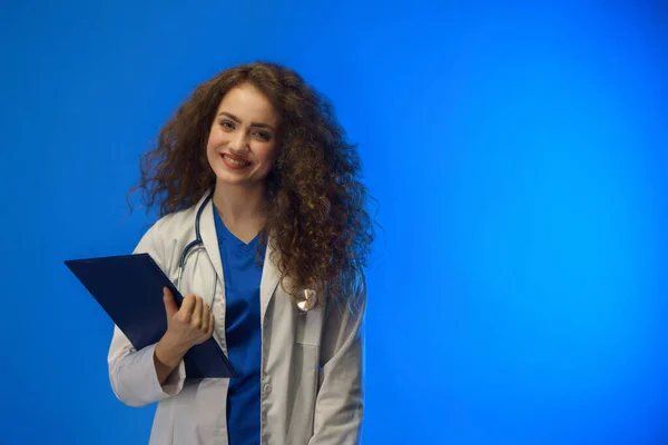 Studio Shot Young Female Doctor Looking Camera Blue Background — Stok fotoğraf