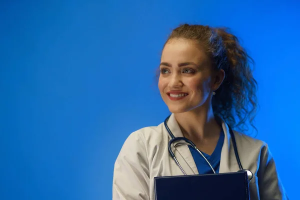 Studio Shot Young Female Doctor Looking Camera Blue Background — ストック写真