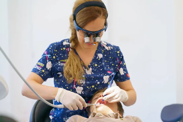 Jeune Femme Dentiste Faire Examen Préventif Petit Garçon — Photo