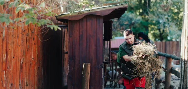 Gondnok Szindrómával Állatkertben Ami Ételt Állatok Tartására Fogyatékkal Élők Társadalmi — Stock Fotó