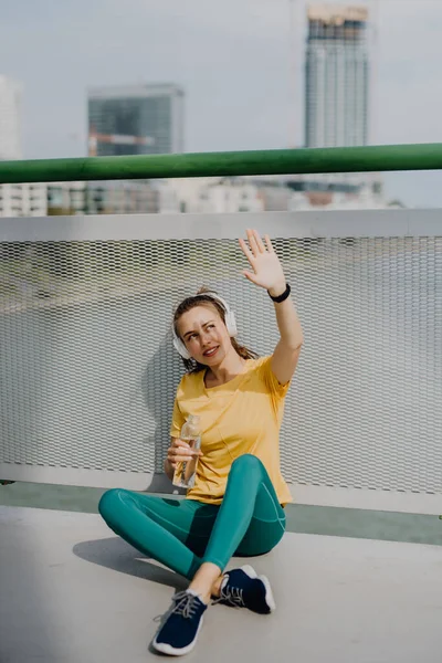 Jonge Vrouw Rustend Tijdens Stadsloop Zittend Drinkend Water Luisterend Naar — Stockfoto