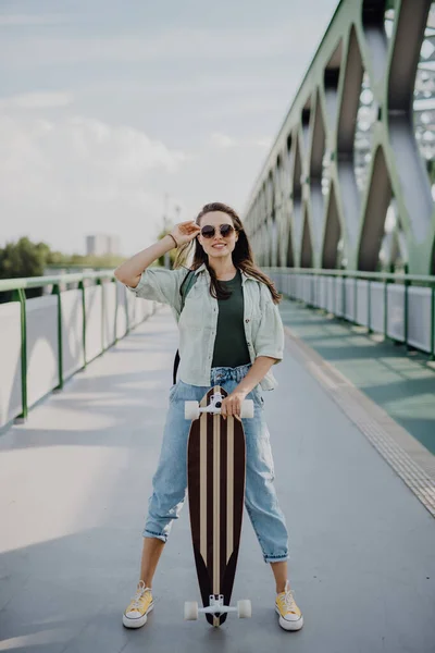 Fiatal Sétál Városi Hídon Gördeszkával Ifjúsági Kultúra Ingázás — Stock Fotó