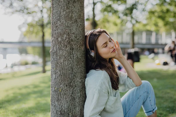 Portrét Mladé Ženy Poslouchající Hudební Sluchátka Městském Parku — Stock fotografie