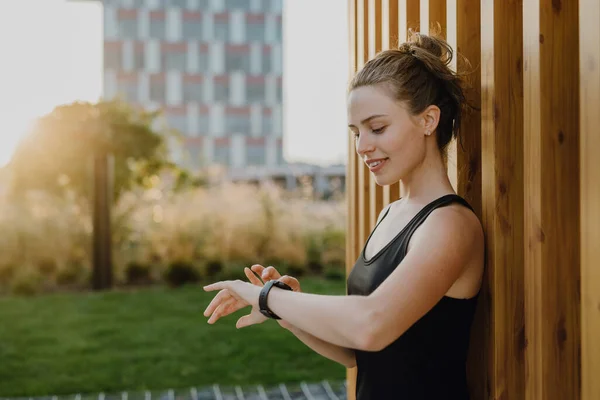 Giovane Donna Che Controlla Uno Smartwatch Città Prepara Correre Stile — Foto Stock