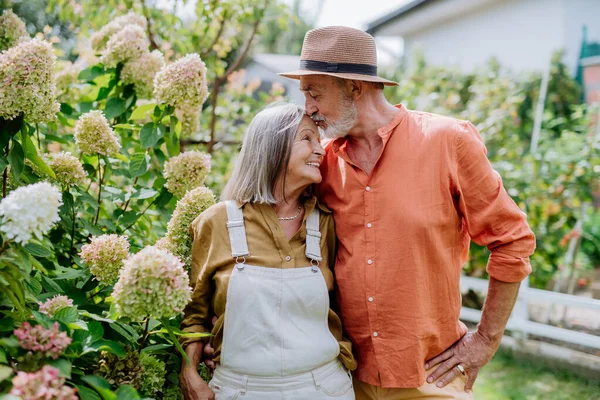Couple Sénior Amoureux Posant Ensemble Dans Jardin — Photo