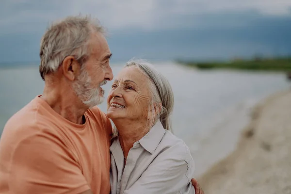 Seniorenpaar Entspannt Sich Und Hat Romantischen Moment Herbstmeer — Stockfoto