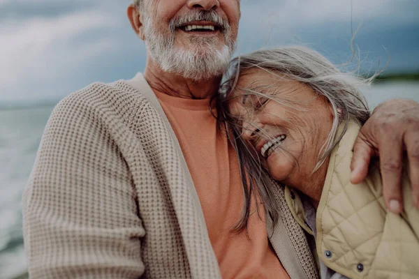 Seniorenpaar Sitzt Und Hat Romantischen Moment Herbstmeer — Stockfoto