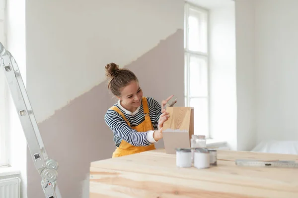 Portrait Young Woman Remaking Shelf Her House Concept Reusing Materials — Stock Photo, Image