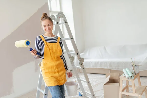 Feliz Joven Mujer Rehaciendo Nueva Casa Pintando Paredes Concepto Renovación — Foto de Stock