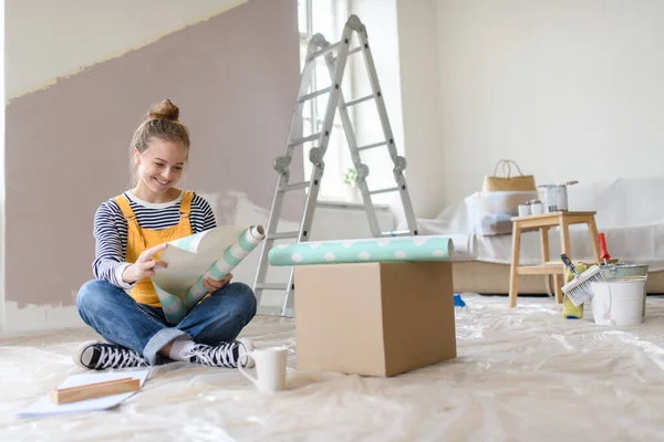Glückliche Junge Frau Die Während Der Renovierung Ihres Hauses Pause — Stockfoto