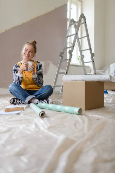 Gelukkige Jonge Vrouw Met Pauze Tijdens Renovatie Van Haar Huis — Stockfoto