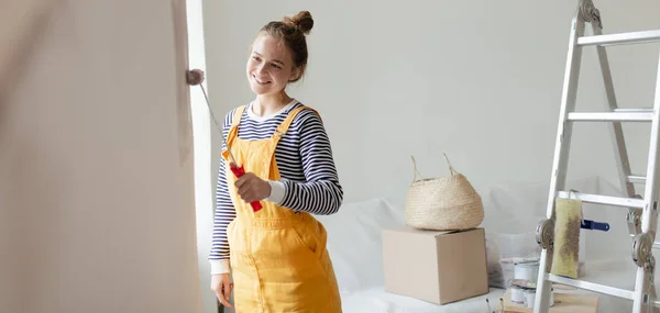 Счастливая Молодая Женщина Переделывает Свой Новый Дом Красит Стены Концепция — стоковое фото