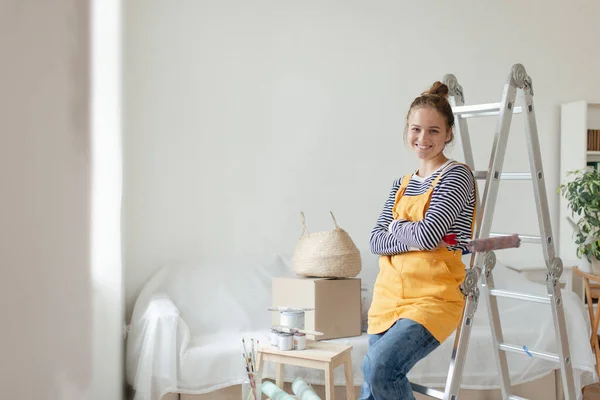 Gelukkig Jong Vrouw Having Break Tijdens Renovatie Haar Huis — Stockfoto
