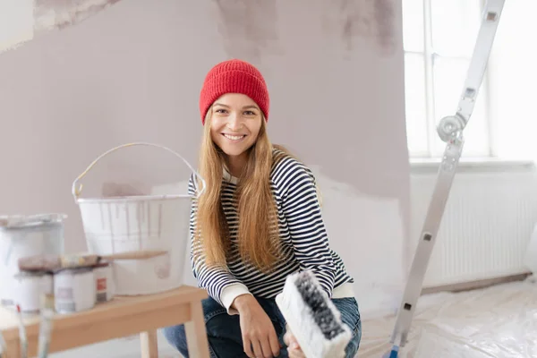 Щаслива Молода Жінка Переробляє Свій Новий Будинок Малюючи Стіни Концепція — стокове фото