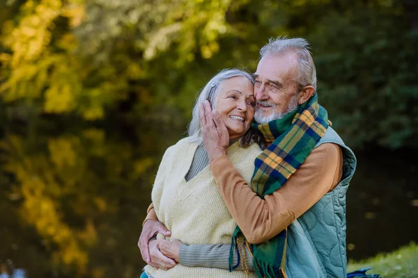 Pareja Ancianos Enamorados Sentados Juntos Banco Cerca Del Lago Durante —  Fotos de Stock