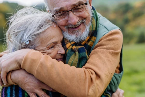 Coppia Anziani Innamorati Che Abbracciano Nella Foresta Autunnale — Foto Stock