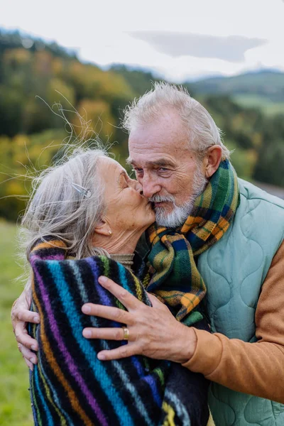 上了年纪的夫妻在秋天的森林里互相拥抱 — 图库照片