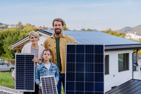 Szczęśliwa Rodzina Pobliżu Domu Panelem Słonecznym Alternatywna Energia Oszczędzanie Zasobów — Zdjęcie stockowe