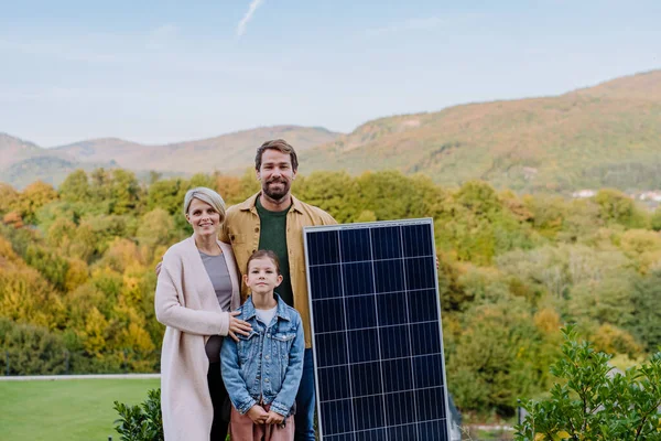 Evlerinin Yakınında Güneş Paneli Olan Mutlu Bir Aile Alternatif Enerji — Stok fotoğraf