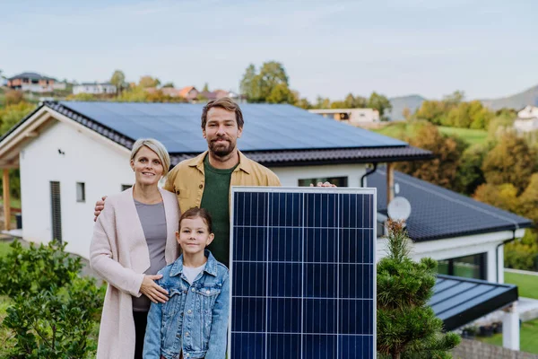 Счастливая Семья Рядом Домом Солнечной Панелью Альтернативная Энергетика Экономия Ресурсов — стоковое фото