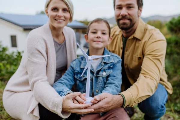 Familia Feliz Sosteniendo Modelo Plástico Turbina Eólica Energía Alternativa Ahorro —  Fotos de Stock