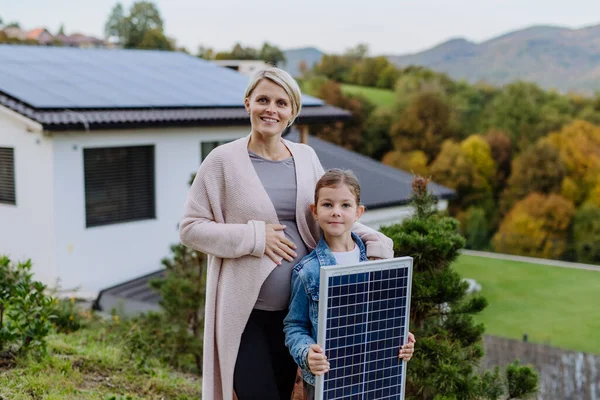 Matka Córeczką Pobliżu Domu Panelami Słonecznymi Alternatywna Energia Oszczędzanie Zasobów — Zdjęcie stockowe
