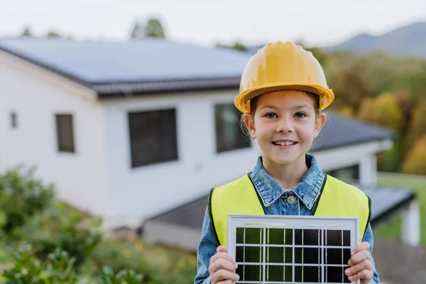 Dziewczynka Kasku Ochronnym Kamizelce Odblaskowej Fotowoltaicznym Panelem Słonecznym Alternatywna Energia — Zdjęcie stockowe
